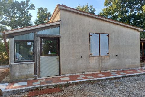 Istra, Marčana - gospodarski objekt na zemljištu od 12000 m2