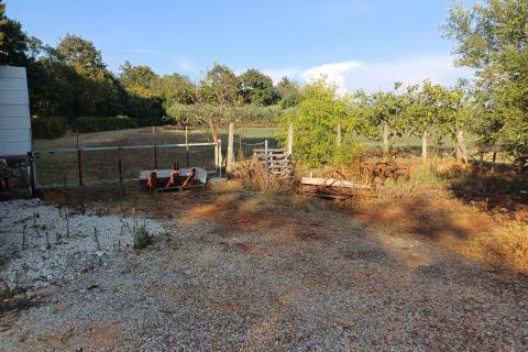 Istra, Marčana - gospodarski objekt na zemljištu od 12000 m2