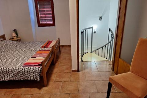 Draga Bašćanska - kuća u nizu 77,4m2, okućnica 29m2