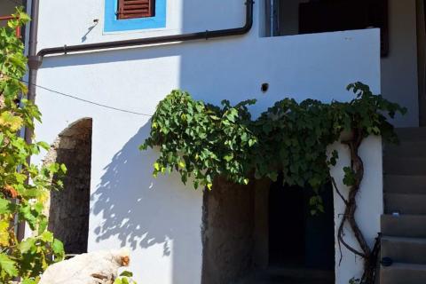 Draga Bašćanska - kuća u nizu 77,4m2, okućnica 29m2