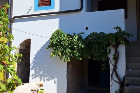 Draga Bašćanska - kuća u nizu 77,4m2, okućnica 29m2