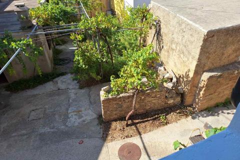 Draga Bašćanska - kuća u nizu 77,4m2, okućnica 29m2