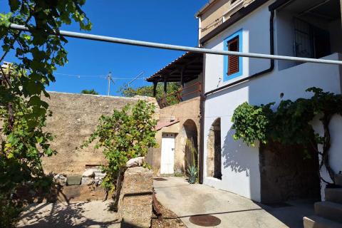 Draga Bašćanska - kuća u nizu 77,4m2, okućnica 29m2