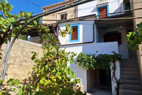 Draga Bašćanska - kuća u nizu 77,4m2, okućnica 29m2