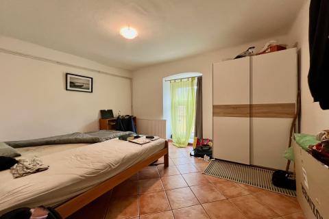 Istra,Pula - kuća sa poslovnim prostorom i dva stana