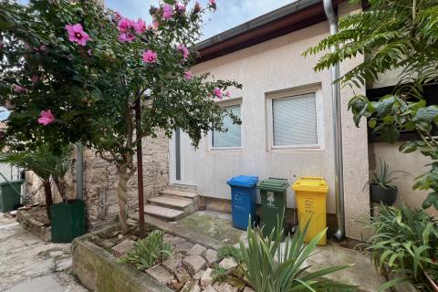 Istra,Pula - kuća sa poslovnim prostorom i dva stana