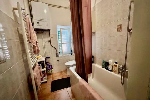 Istra,Pula - kuća sa poslovnim prostorom i dva stana