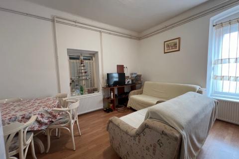 Istra,Pula - kuća sa poslovnim prostorom i dva stana