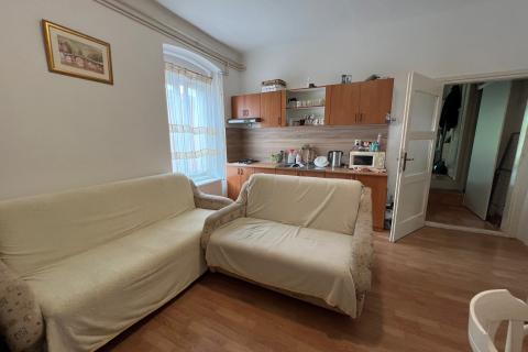 Istra,Pula - kuća sa poslovnim prostorom i dva stana