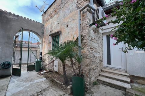 Istra,Pula - kuća sa poslovnim prostorom i dva stana