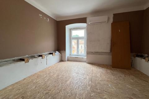 Istra,Pula - kuća sa poslovnim prostorom i dva stana