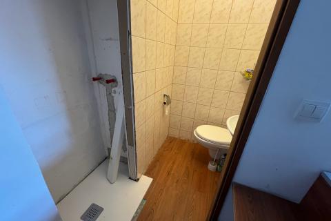 Istra,Pula - kuća sa poslovnim prostorom i dva stana