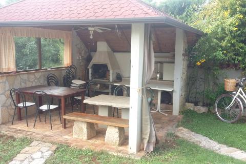 Istra, Umag - prizemlje s 2 stana, 50 m od plaže 