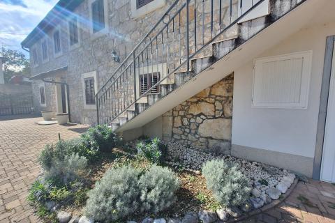 Bribir- 2 uređene kuće sa impresivnom okućnicom