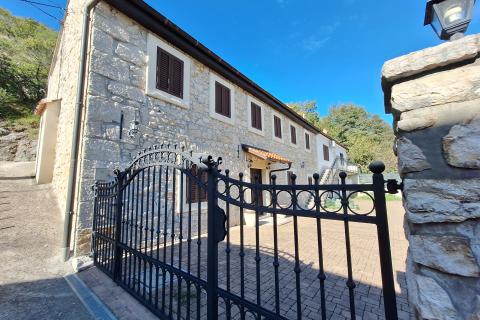 Bribir- 2 uređene kuće sa impresivnom okućnicom