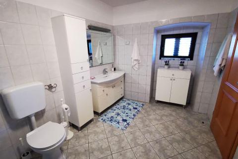 Bribir- 2 uređene kuće sa impresivnom okućnicom