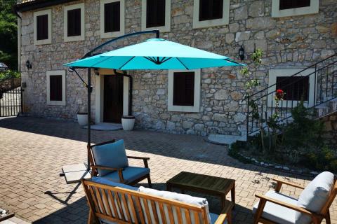 Bribir- 2 uređene kuće sa impresivnom okućnicom