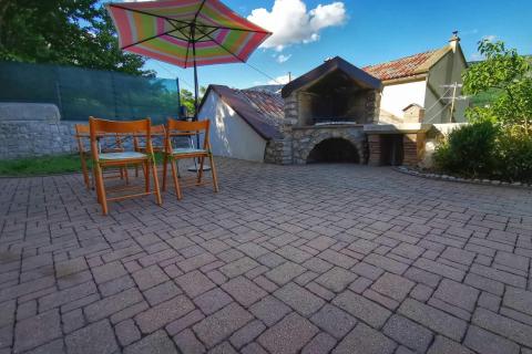 Bribir- 2 uređene kuće sa impresivnom okućnicom