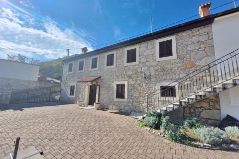 Bribir- 2 uređene kuće sa impresivnom okućnicom