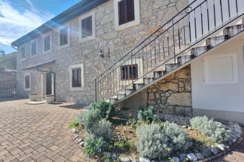 Bribir- 2 uređene kuće sa impresivnom okućnicom