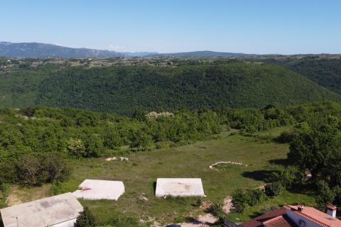 ISTRA, PIĆAN - Gr. zemlji&scaron;te 2000m2 + Polj. 4000m2, započeta gradnja 