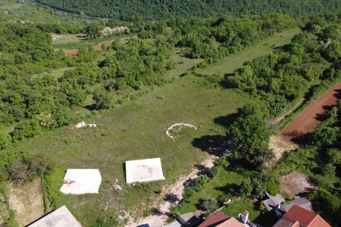 ISTRA, PIĆAN - Gr. zemlji&scaron;te 2000m2 + Polj. 4000m2, započeta gradnja 