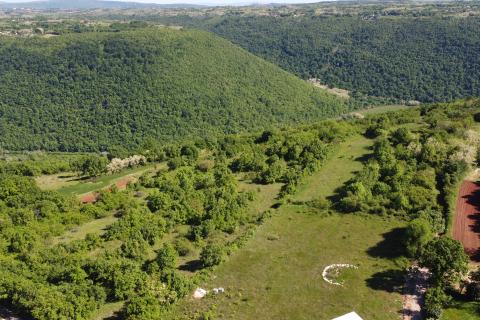 ISTRA, PIĆAN - Gr. zemlji&scaron;te 2000m2 + Polj. 4000m2, započeta gradnja 