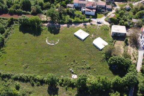 ISTRA, PIĆAN - Gr. zemlji&scaron;te 2000m2 + Polj. 4000m2, započeta gradnja 