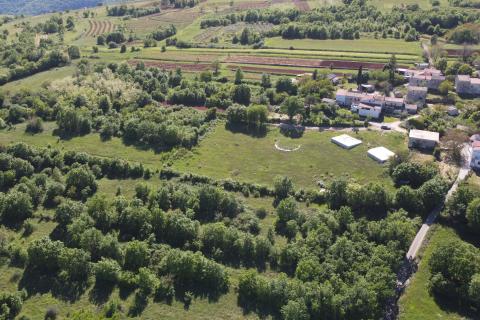 ISTRA, PIĆAN - Gr. zemlji&scaron;te 2000m2 + Polj. 4000m2, započeta gradnja 