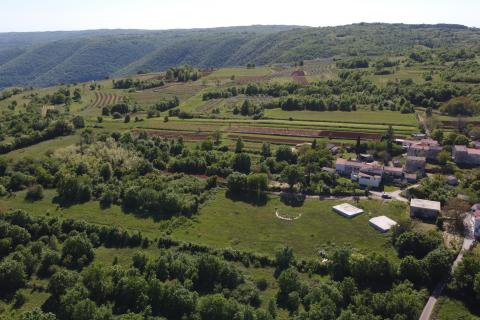 ISTRA, PIĆAN - Gr. zemlji&scaron;te 2000m2 + Polj. 4000m2, započeta gradnja 