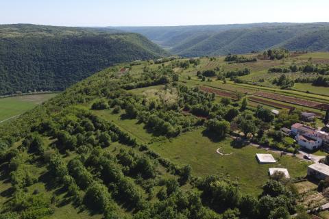 ISTRA, PIĆAN - Gr. zemlji&scaron;te 2000m2 + Polj. 4000m2, započeta gradnja 