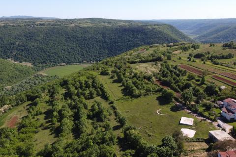 ISTRA, PIĆAN - Gr. zemlji&scaron;te 2000m2 + Polj. 4000m2, započeta gradnja 