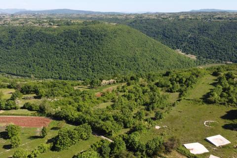 ISTRA, PIĆAN - Gr. zemlji&scaron;te 2000m2 + Polj. 4000m2, započeta gradnja 