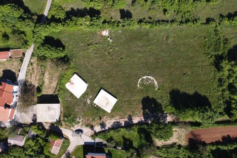 ISTRA, PIĆAN - Gr. zemlji&scaron;te 2000m2 + Polj. 4000m2, započeta gradnja 