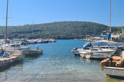 Istra, Krnica - građevinsko zemljište sa pravomoćnom građevinskom dozvolom 2 km od mora