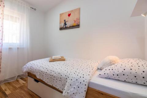 MATULJI, MUČIĆI - kuća s bazenom, dugoročno