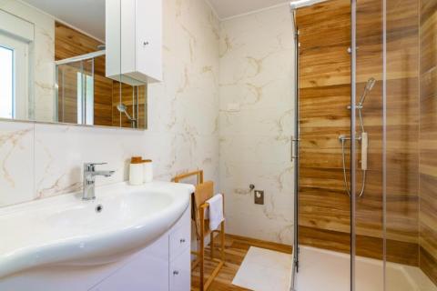 MATULJI, MUČIĆI - kuća s bazenom, dugoročno