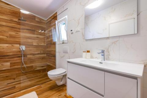 MATULJI, MUČIĆI - kuća s bazenom, dugoročno