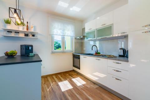 MATULJI, MUČIĆI - kuća s bazenom, dugoročno