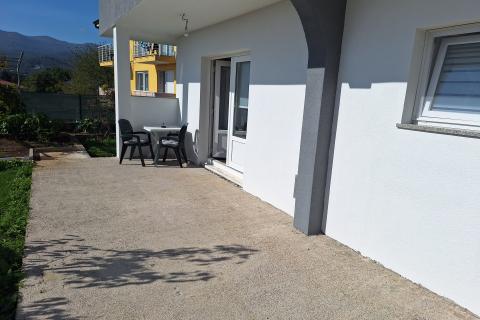 KASTAV, Trinajstići - odličan stan za 6 radnika