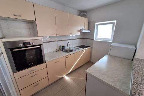 KASTAV, Trinajstići - odličan stan za 6 radnika