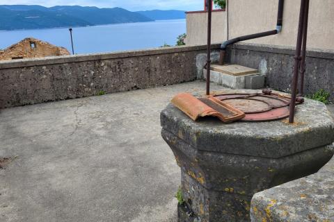 ISTRA, PLOMIN - Starina s pogledom na more