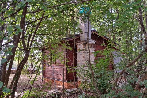 Istra, Butkovići - vikendica na poljoprivrednom zemljištu od 7600 m2