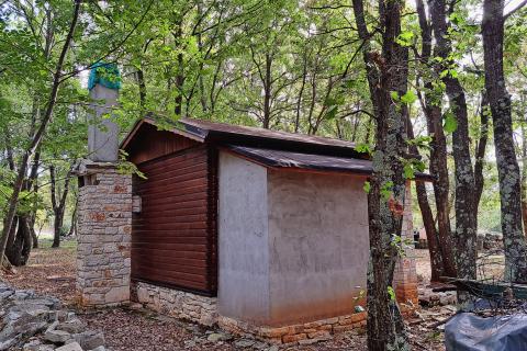 Istra, Butkovići - vikendica na poljoprivrednom zemljištu od 7600 m2