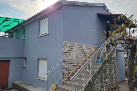 Istra, Marčana, kuća sa 2 stana i pogledom na more