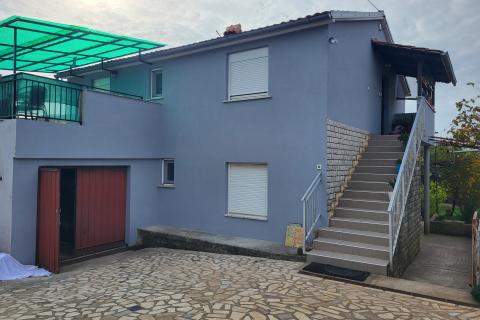 Istra, Marčana, kuća sa 2 stana i pogledom na more