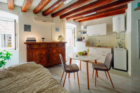 Rovinj,savršeni renovirani studio,1kat,100m od glavnog gradskog trga i mora