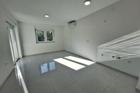 Crikvenica- stan na 1.katu sa parkingom i pogledom na more