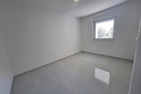 Crikvenica- stan na 1.katu sa parkingom i pogledom na more