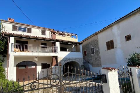 Sveti Lovreč okolica, kuća u nizu s bazenom